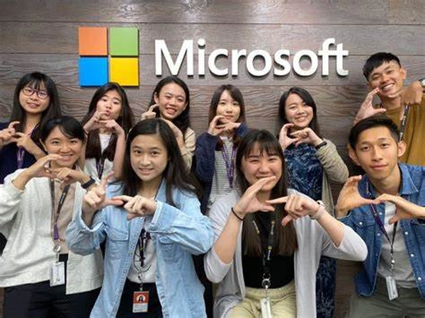 Microsoft Student Programs 2024 - Empowering Future STEM Leaders. - Flow Card Image