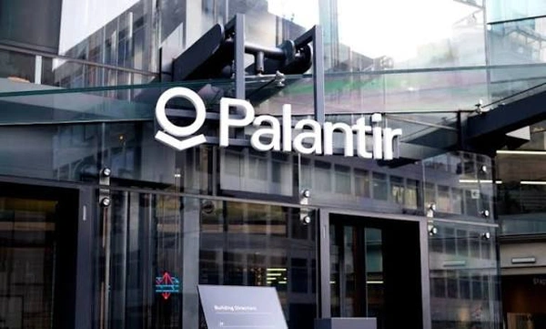 Year at Palantir: Forward Deployed Software Engineer Internship - Flow Card Image